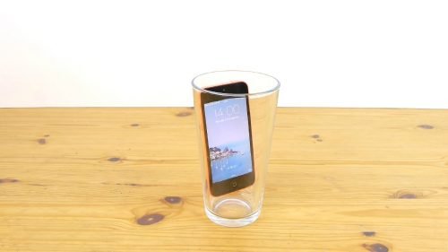 телефон в стакане