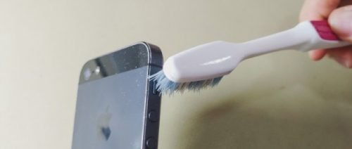 чистка телефона щёткой
