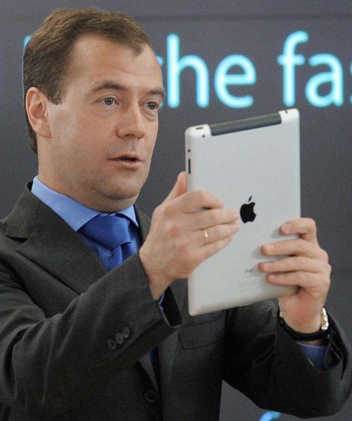 Телефон Дмитрия Медведева — чем пользуется премьер-министр страны