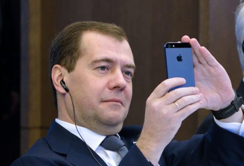 Телефон Дмитрия Медведева — чем пользуется премьер-министр страны