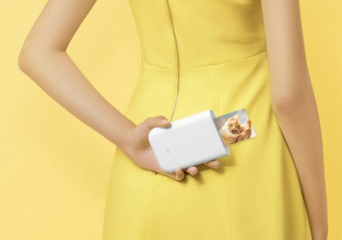 Xiaomi Mi Pocket Photo Printer в руке
